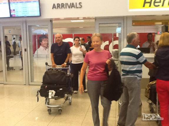 Chegada dos pais do Rodrigo ao aeroporto de Montevideo, capital do Uruguai